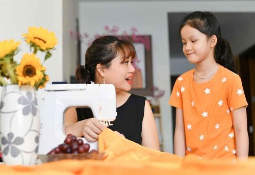 Sức lan tỏa từ chiếc khẩu trang lụa của 'nhà thiết kế nhí' Việt Nam